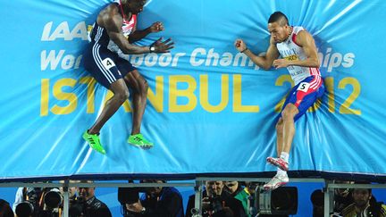 Le Britannique Dwain Chambers (G) et le Fran&ccedil;ais Emmanuel Biron (D) &agrave; l'arriv&eacute;e de la demi-finale du 60 m&egrave;tres aux championnats du monde d'athl&eacute;tisme en salle &agrave; Istanbul (Turquie), le 10 mars 2012. (ARIS MESSINIS / AFP)