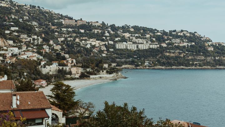 Vue sur Roquebrune-Cap-Martin (Alpes-Maritimes) et sa baie, le 2 mars 2022. (PIERRE MOREL / FRANCEINFO)