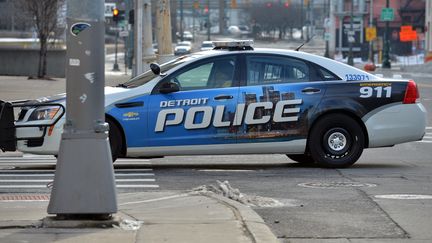 Une voiture de police dans une rue de D&eacute;troit (Etats-Unis), le 12 janvier 2014. (ULI DECK / DPA / AFP)