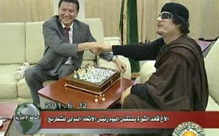 Une partie très médiatisée entre le président russe de la Fédération internationale d'échecs et le dirigeant libyen Mouammar Kadhafi le 12 juin 2011. Image diffusée par la télévision libyenne. (Fide/Reuters)