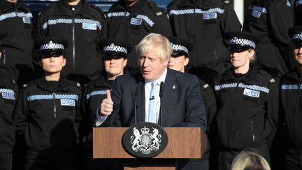 Boris Johnson s'exprime lors d'une visite d'un centre de formation de la police du West Yorkshire, le 5 septembre 2019, au Royaume-Uni. (DANNY LAWSON / AFP)