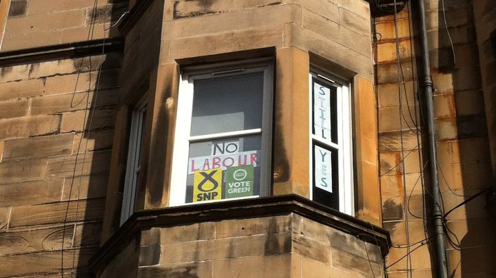 Aux fen&ecirc;tres des appartements, &agrave; Edimbourg (Ecosse), on affiche son appartenance politique "No Labour".&nbsp; (VINCENT DANIEL / FRANCETV INFO)