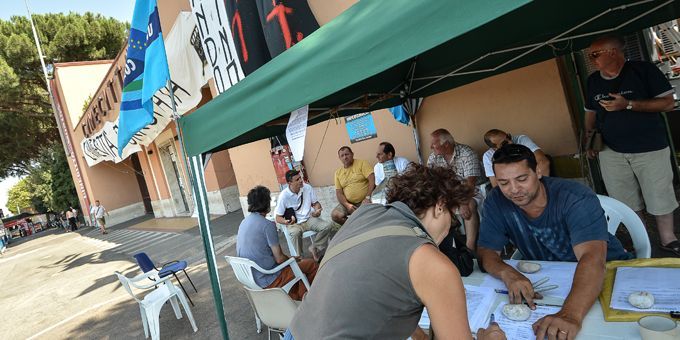 Les salariés en grève manifestent à l&#039;entrée des studios
 (A.SOLARO/AFP)