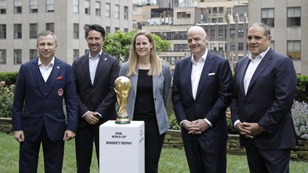 (de gauche à droite) Nick Bontis, Yon de Luisa Plazas et Cindy Parlow Cone, présidents des fédérations canadienne, mexicaine et américaine de football, au côté de Gianni Infantino et Vittorio Montagliani, président et vice-président de la FIFA. (PETER FOLEY / EPA)