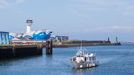 Un bateau dans le port de Boulogne-sur-Mer (Pas-de-Calais), le 27 juin 2015. (HEMIS / AFP)