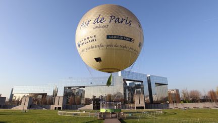 Le ballon m&eacute;t&eacute;o d'Airparif, le 26 mars 2012, dans le parc Andr&eacute; Citro&euml;n &agrave; Paris. (KENZO TRIBOUILLARD / AFP)