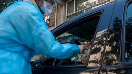 Un point de dépistage ambulatoire du coronavirus à Paris, le 26 mars 2020. Photo d'illustration. (MICHAEL BUNEL / LE PICTORIUM / MAXPPP)