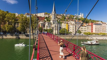 La passerelle Saint-Georges et le quartier du Vieux Lyon, le 29 septembre 2019, à Lyon. (JACQUES PIERRE / HEMIS.FR / AFP)