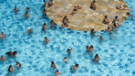 Des Br&eacute;siliens se rafra&icirc;chissent dans une piscine publique &agrave; Sao Paulo (Br&eacute;sil) o&ugrave; l'on enregistre des temp&eacute;ratures sup&eacute;rieures &agrave; 35&deg;C, le 31 janvier 2014. (NELSON ALMEIDA / AFP)