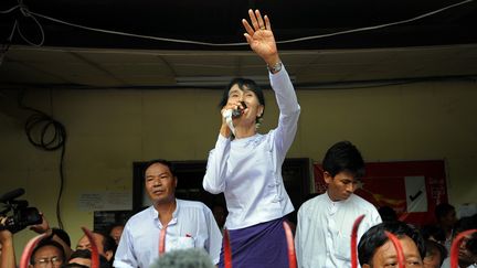 L'opposante historique Aung San Suu Kyi s'adresse aux journalistes le 2 avril &agrave; Rangoun (Birmanie). (SOE THAN WIN / AFP)