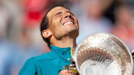 14e finale, 14e sacre à Roland-Garros. L'heure de la délivrance pour Rafael Nadal lors de la remise de trophée le 5 juin 2022, au terme d'une quinzaine douloureuse. (MINE KASAPOGLU / ANADOLU AGENCY / AFP)