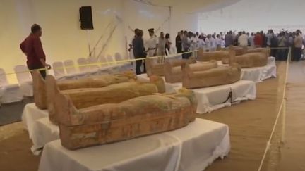 Les 30 sarcophages trouvés à Louxor (Egypte). (CAPTURE ECRAN FRANCE 2)