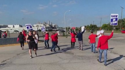 Une grève inédite des salariés de trois constructeurs automobiles (Ford, General Motors et Stellantis) secoue en ce moment les États-Unis. Ils demandent une hausse des salaires de 40% et de nouvelles conventions collectives. (France 2)