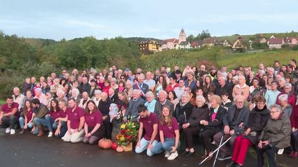 Une photo rassemblant les habitants du village d'Itterswiller a été réalisée, dimanche 13 octobre, 21 ans après la première.