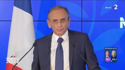 Eric Zemmour, candidat d'extrême droite&nbsp;éliminé&nbsp;au premier tour, prend la parole après la victoire d'Emmanuel Macron au second tour de l'élection présidentielle, le 24 avril 2022. (FRANCE TELEVISIONS)