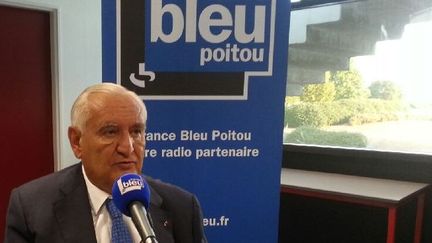 Jean-Pierre Raffarin ce vendredi matin depuis le Palais des Congrès du Futuroscope&nbsp; (Radio France - Marie-Ange Capitani)