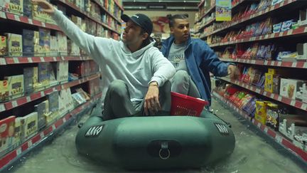 OrelSan et Stromae dans le clip "La pluie", une chanson extraite de l'album "La fête est finie".
 (saisie écran)