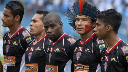 Aru Gaviao (2e D) et ses co&eacute;quipiers du club de football&nbsp;Gaviao Kyikateje lors d'un match de premi&egrave;re division &agrave; Belem (Br&eacute;sil), le 12 janvier 2014. Ce club n'est compos&eacute; que d'indiens d'Amazonie. (PAULO SANTOS / REUTERS)