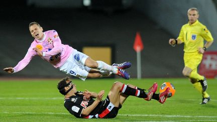 Le d&eacute;fenseur portugais de Monaco Ricardo Carvalho tacle l'attaquant d'Evian (en rose) Kevin B&eacute;rigaud, le 29 mars 2014 &agrave; Annecy.&nbsp; (JEAN-PIERRE CLATOT / AFP)