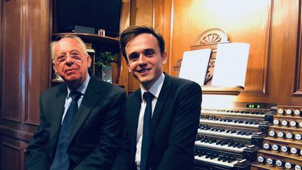 Philippe Lefebvre, l’un des trois organistes de Notre-Dame de Paris (à gauche), et l'organiste Thomas Ospital (à droite) à l'église Saint-Eustache, le 21 avril 2019. (MATTHIEU MONDOLONI / FRANCE-INFO)