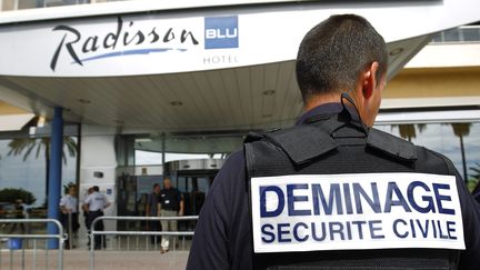 Un agent devant l'hôtel Radisson Blu de Nice (Alpes-Maritimes), le 21 juin 2016. (MAXPPP)