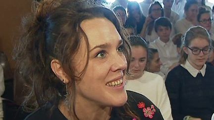 La chanteuse Zaz fait répéter 200 jeunes choristes du collège Saint-Michel Garicoitz
 (Capture d&#039;écran France 3 / Culturebox )