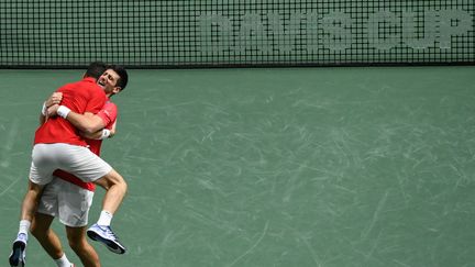 Novak Djokovic et Nikola Cacic fêtent la victoire de la Serbie face au&nbsp;Kazakhstan, le mercredi 1er décembre 2021. (OSCAR DEL POZO / AFP)