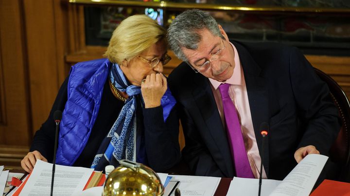 Le maire de Levallois-Perret, Patrick Balkany, et son &eacute;pouse Isabelle, lors d'un conseil municipal, le 10 janvier 2014. ( MAXPPP)