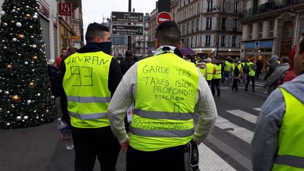 Des "gilets jaunes" rue de Rivoli à Paris pendant l'acte 6 de la mobilisation, le 22 décembre 2018. (BENJAMIN ILLY / FRANCE-INFO)