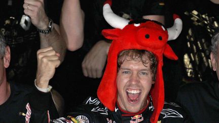 Le pilote allemand Sebastian Vettel apr&egrave;s sa victoire au Grand Prix d'Abu Dhabi, le 14 novembre 2010.&nbsp; (STEVE CRISP / REUTERS)