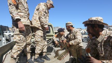 Des combattants de la coalition gouvernementale libyenne soutenue par la Turquie, dans la ville de Misrata, le 8 avril 2019. (MAHMUD TURKIA / AFP)