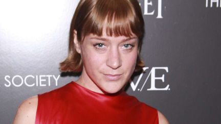 Vrais cheveux &eacute;galement pour Chloe Sevigny et vrai d&eacute;sastre. Une couleur incertaine mais surtout un carr&eacute; trop court et une frange bien pauvre... Il se passe quoi dans ta vie Chloe pour que tu craques comme &ccedil;a? (PATRICK MCMULLAN / AP / SIPA)