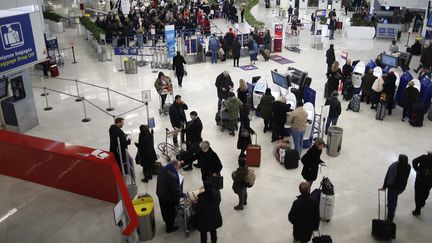 &nbsp; (L'attente dans le terminal ouest de l'aéroport d'Orly © Reuters/Charles Platiau)