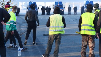 Des "gilets jaunes" à Virsac, près de Bordeaux, le 18 novembre 2018 (illustration). (NICOLAS TUCAT / AFP)