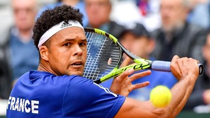 Jo-Wilfried Tsonga lors d'un match de la Coupe Davis contre la Serbie, à Lille (Nord), le 15 septembre 2017. (PHILIPPE HUGUEN / AFP)