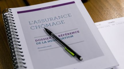 Dossier de la réforme de l'assurance chômage lors de la première séance de négociations avec les&nbsp;partenaires sociaux le 9 novembre 2018. (MAXPPP)