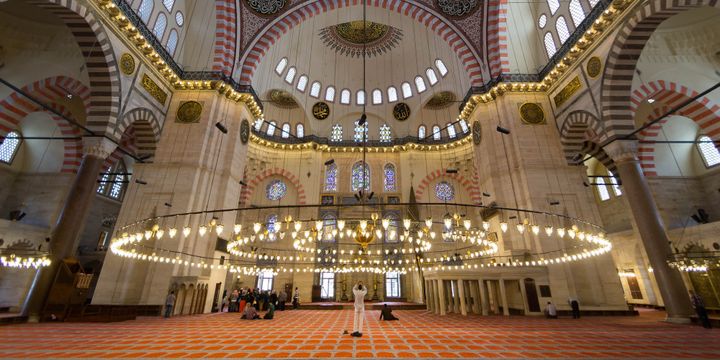 L'intérieur de la majestueuse mosquée Süleymaniye (Soliman) à Istanbul.
 (Hervé BRY (Flickr))