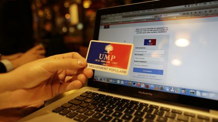 Un militant de l'UMP s'appr&ecirc;te &agrave; voter par internet pour d&eacute;signer le pr&eacute;sident du parti, le 28 novembre 2014, &agrave; Paris.&nbsp; (KENZO TRIBOUILLARD / AFP)