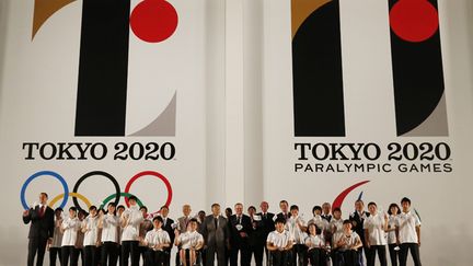  (Les athlètes japonais posent pour les JO de 2020 au Japon, le 24 juillet 2015 © Maxppp)