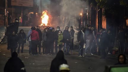 Des Boliviens bloquent une rue dans les environs de la place principale de La Paz, en Bolivie, le 11 novembre 2019. (RONALDO SCHEMIDT / AFP)