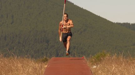 Dans un documentaire inédit réalisé par Cédric Klapisch "Renaud Lavillenie, jusqu'au bout du haut", le perchiste s'entraîne au milieu des champs, au pied du puy de Dôme. (10.7 PRODUCTIONS)