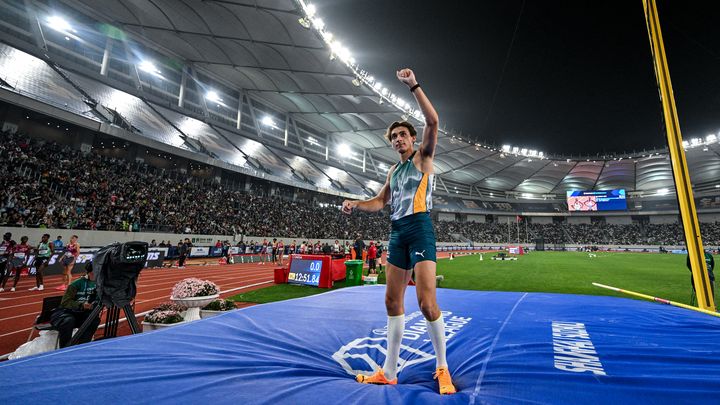 Armand Duplantis lors de l'épreuve de saut à la perche du meeting de Suzhou (Chine) comptant pour la Ligue de Diamant, le 27 avril 2024. (HECTOR RETAMAL / AFP)