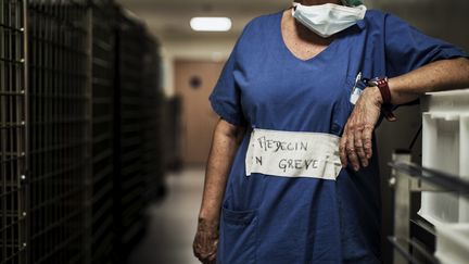 Un médecin en grève, , à l'hôpital de Lyon (Rhône), le 26 septembre 2016. (JEFF PACHOUD / AFP)