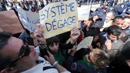 Manifestation de l'opposition le 26 mars 2011 à Alger pour demander un changement de régime (AFP - FAROUK BATICHE )