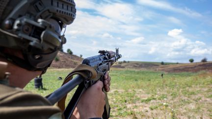 Un soldat ukrainien de la 22e brigade d'infanterie s'entraîne près de la frontière avec la Russie, le 10 août 2024. (GIAN MARCO BENEDETTO / ANADOLU / AFP)