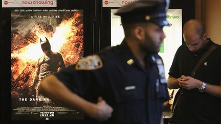 A New-York, des policiers patrouillent devant les cinémas de Times Square
 (MARIO TAMA / GETTY IMAGES NORTH AMERICA / AFP)