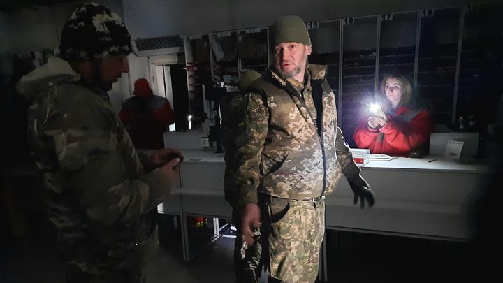 Volodymyr, un soldat, vient de recevoir un colis de la part de sa famille : un uniforme allemand de rechange. (AGATHE MAHUET / FRANCEINFO)