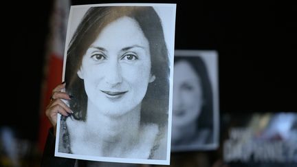 En novembre 2019, des milliers de personnes défilent dans les rues de La Valette (Malte), un portrait de Daphne Caruana Galizia à la main. (MATTHEW MIRABELLI / AFP)