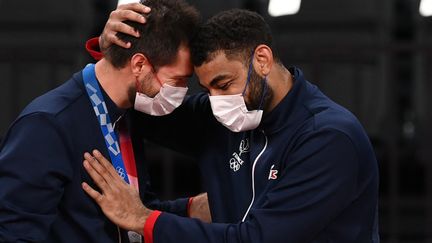 La joie de Kevin Tillie et Earvin Ngapeth sur le podium de la cérémonie de remise des médailles du volley. (JUNG YEON-JE / AFP)