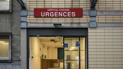 L'entrée des urgences de l'hôpital Cochin, à Paris, le 11 janvier 2022. (MAGALI COHEN / HANS LUCAS / AFP)